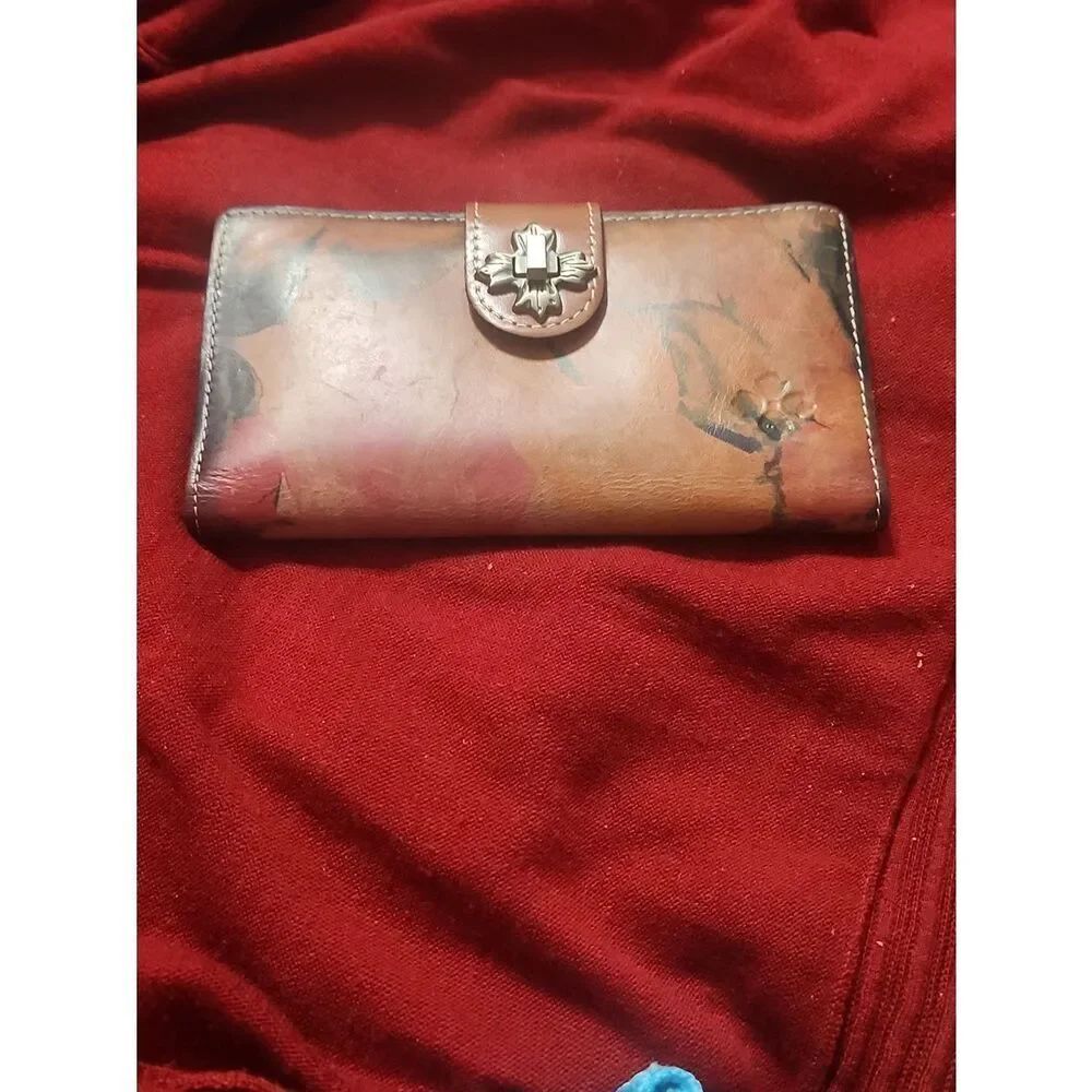 Paricria Nash Leather Floral Accent Women’s Wallet